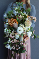 Remina Baronessa, kompozycja kwiatowa w naczyniu