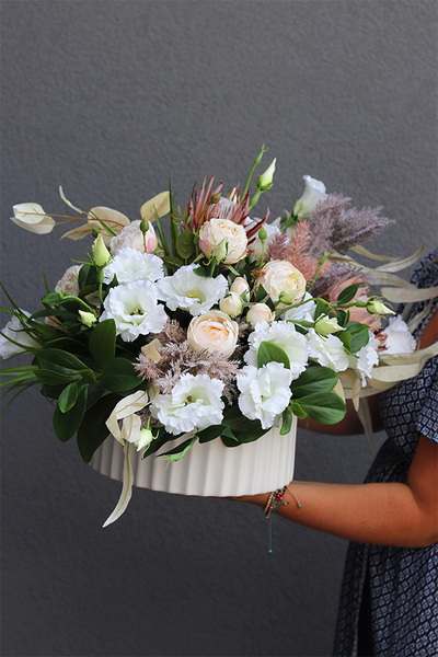 Bianca Hampton, kompozycja kwiatowa w naczyniu