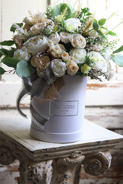 Kvietny, flowerbox z koronkową wstążką, wys.47cm