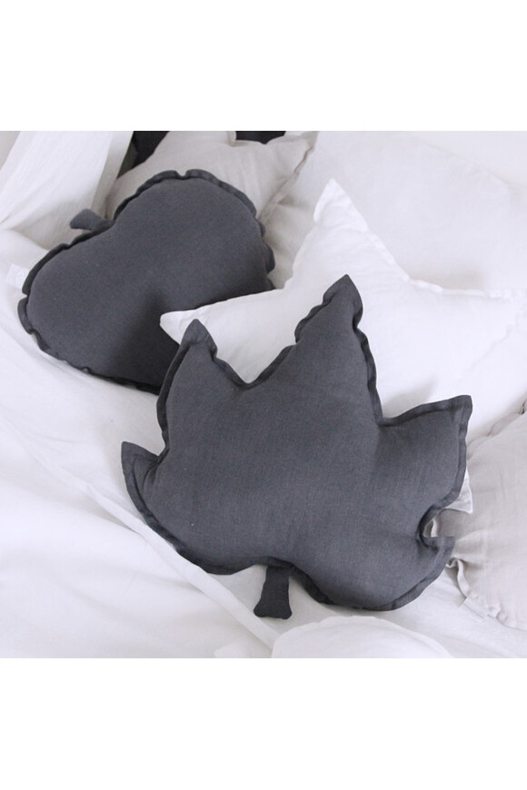 Maple Leaf, lniana poduszka w kształcie liścia, grafit