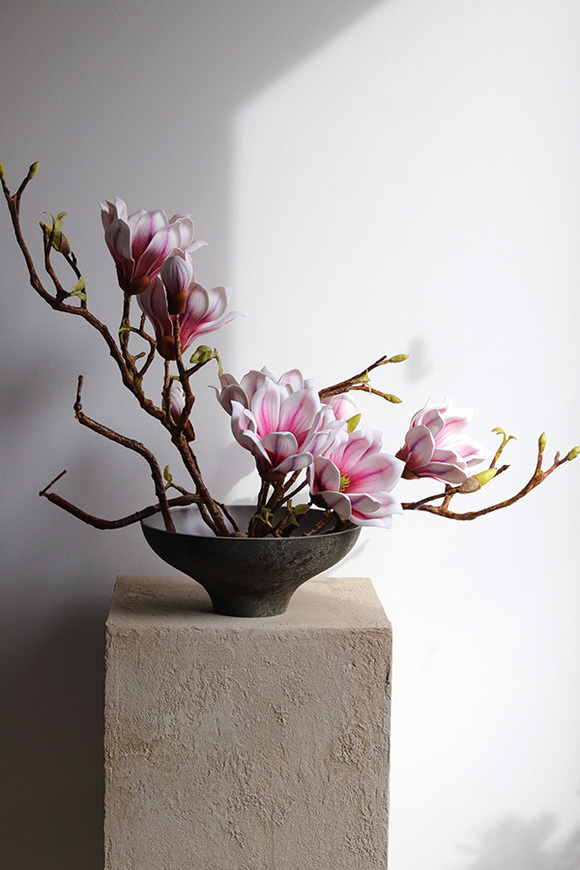 Magnolie Modern, kompozycja wiosenna w naczyniu