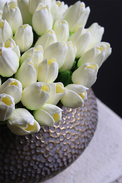 Eduardo Medoria Gold, kompozycja wiosenna z piankowymi tulipanami