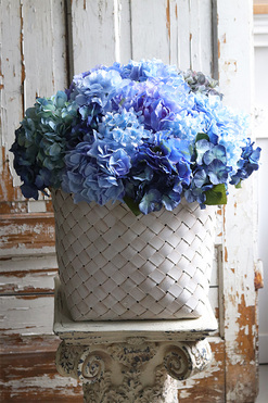 Fortuna Blue 2, niebieskie hortensje w plecionym koszu, wys.54cm 