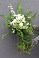 Benella, kompozycja nagrobna w misie, wym.30x46x67cm