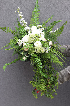 Benella, kompozycja nagrobna w misie, wym.30x46x67cm 