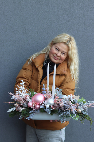 Pudrovy Róż Zimowy, świąteczny stroik