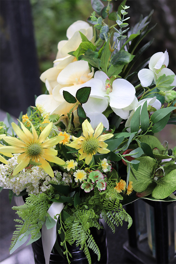 Nemitte, żółto-zielony bukiet nagrobny z orchideą i jeżykami