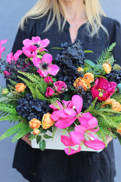 Domenicana, kwiatowa kompozycja w naczyniu nagrobna, wym.37x60cm