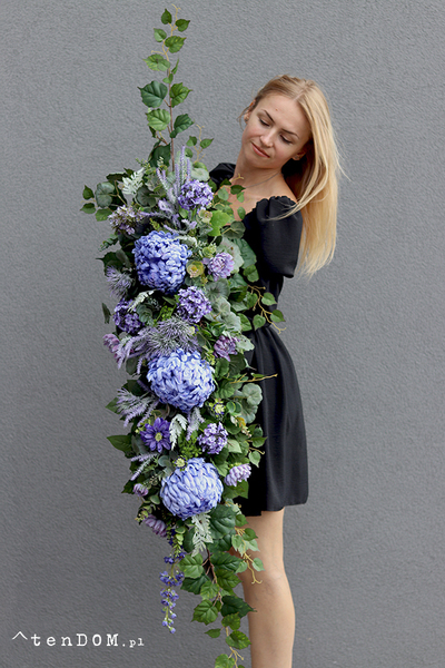 Dacja Blue, girlanda nagrobna na desce