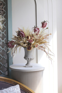 OD RĘKI Glorioza Boho, kompozycja w cementowym pucharze, wys.49cm 