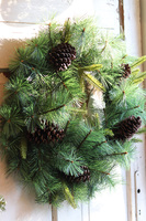 Zima w Lesie, zimowy wianek iglasty z szyszkami