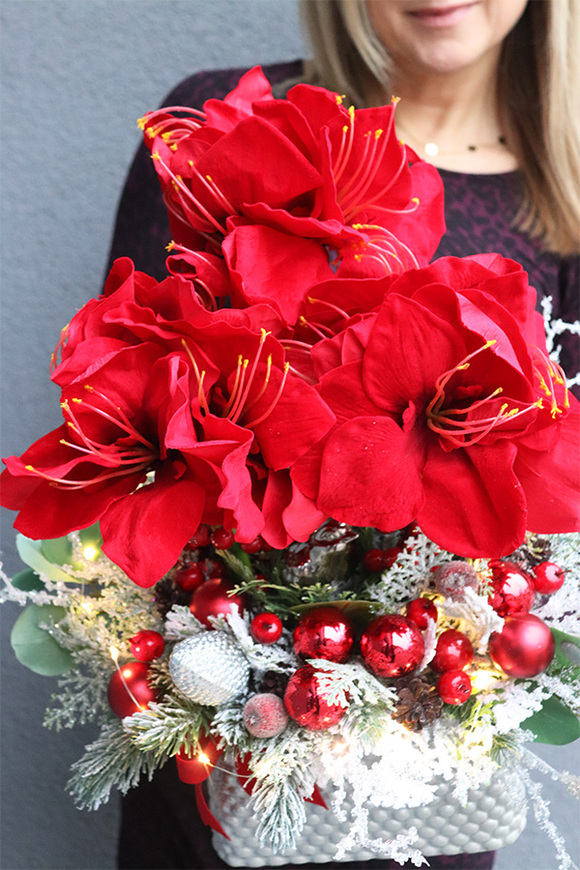 Amarylis Winter Premium 2, świąteczny stroik z czerwonym amarylisem