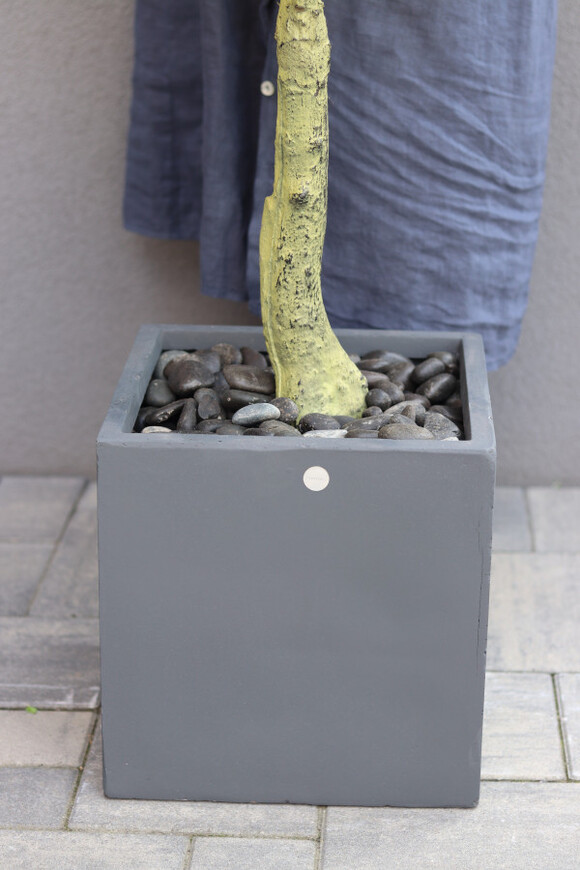 Azalia Concrete, sztuczna roślina w betonowej donicy