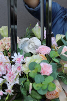 Angelo Garden Creamy, kompozycja kwiatowa z lampionem