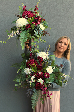 Ruberia, kompozycja nagrobna w misie z bordową chryzantemą, wym.50x80cm