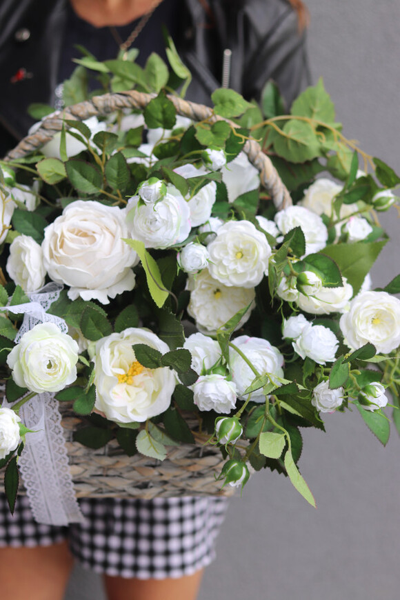 Białe Dni, kosz z białymi różami