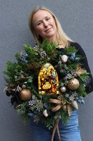 W Szopce, świąteczny wianek na drzwi z Rodziną Świętą LED