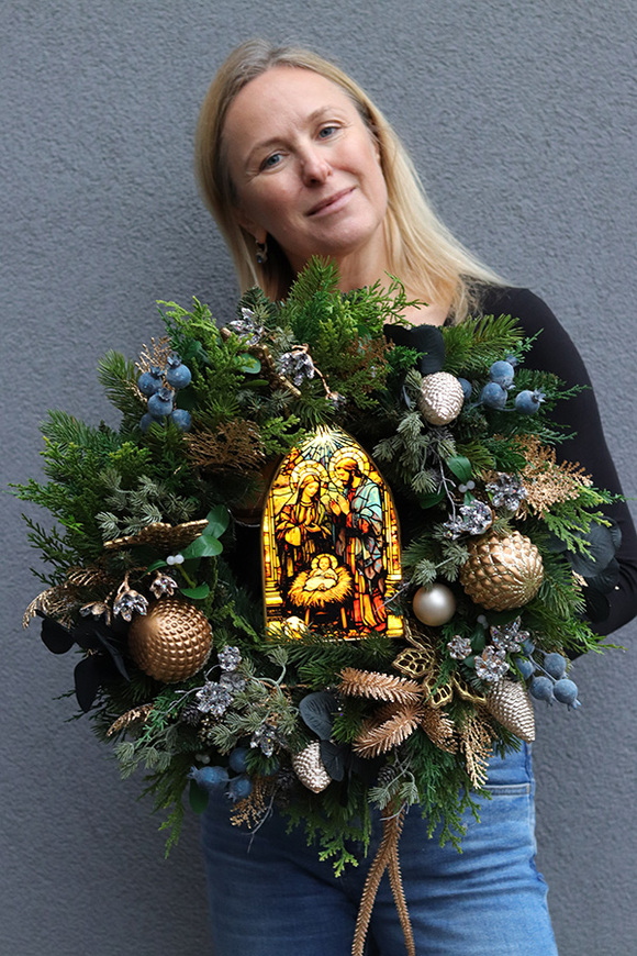 W Szopce, świąteczny wianek na drzwi z Rodziną Świętą LED