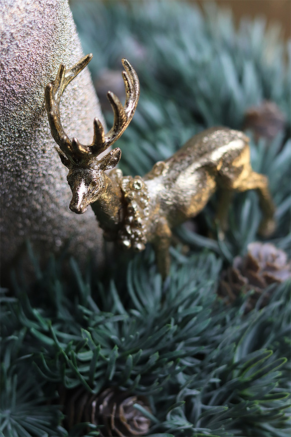 oryginalny świąteczny stroik, Złoty Renifer ze świecą, na dekoracyjnym talerzu, śr.42cm