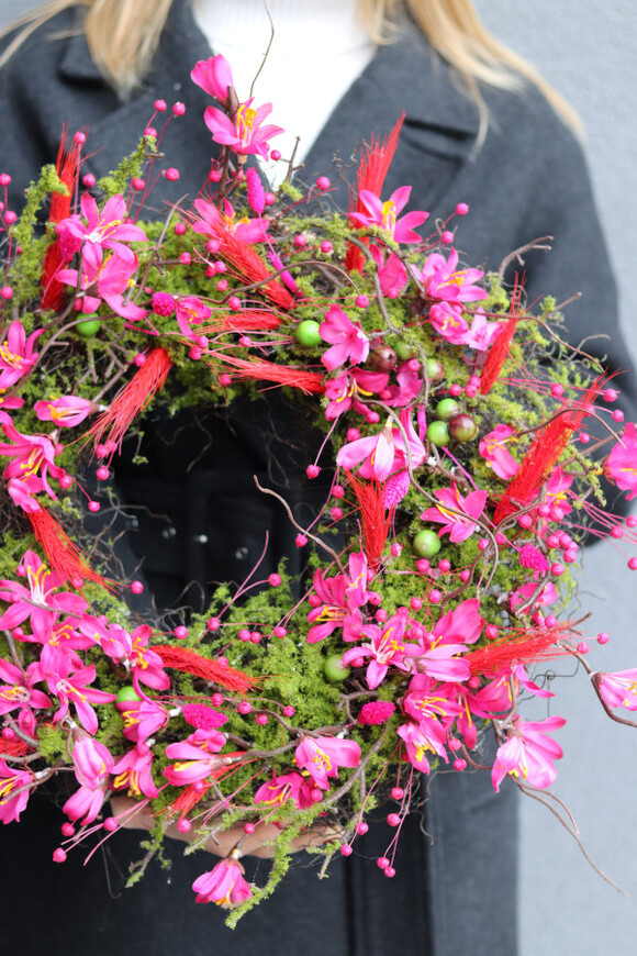 Różowa Pogoda, kwiatowy wianek na drzwi