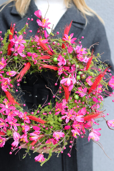 Różowa Pogoda, kwiatowy wianek na drzwi