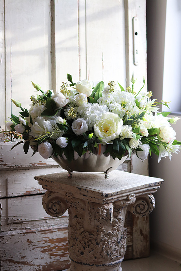 Keria Ladina, kompozycja kwiatowa w cynowanym naczyniu, wym.41x68cm 