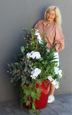 Orchideno Modern Classico, kompozycja ze storczykiem w czerwonej donicy, wys.135cm