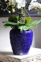 Belia Blue, biały sztuczny storczyk w niebieskiej donicy