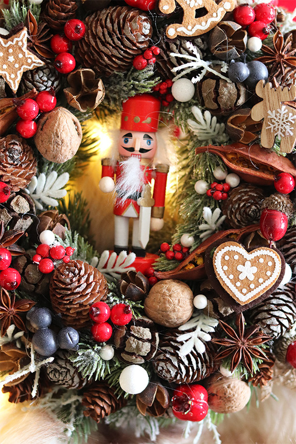 Czajkowski, świąteczny wianek z dziadkiem do orzechów