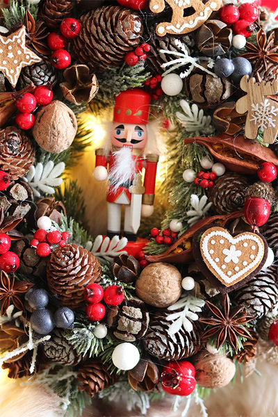 Czajkowski, świąteczny wianek z dziadkiem do orzechów