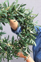 Oliwny Gaj, zielony wianek na drzwi z oliwkami