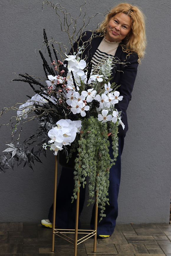 Gold&Black Christmas, zimowa dekoracja w donicy na stojaku