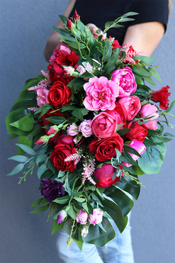 Ydeliana, bukiet nagrobny z różami i monsterą, dł.75cm