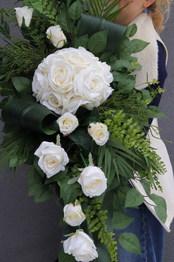 Kalipso White Roses, biała wiązanka nagrobna, dł.110cm