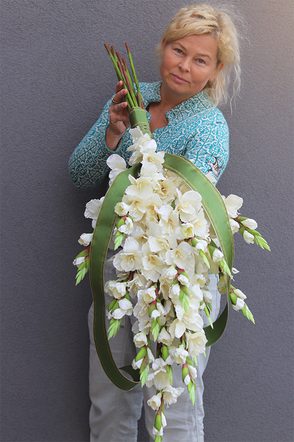 Mieczyki Ecru, bukiet nagrobny do położenia