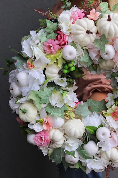 Białe Dynie Pastels, jesienny wianek z owocami