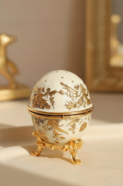 Faberge, elegancka szkatułka metalowa A, wym.6.3x4.5cm