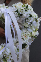 Pierwsza Komunia Święta, dekoracyjne białe serce z kwiatów