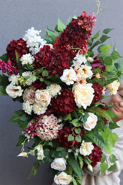 Burgundia 2, ogromna wiązanka nagrobna