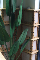 Bananowiec, sztuczne drzewko w osłonce donicy