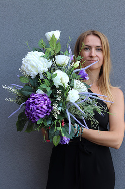 Heraklia, biało fioletowy bukiet nagrobny we wkładzie, wys.52cm 