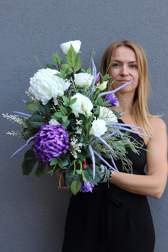 Heraklia, biało fioletowy bukiet nagrobny we wkładzie, wys.52cm