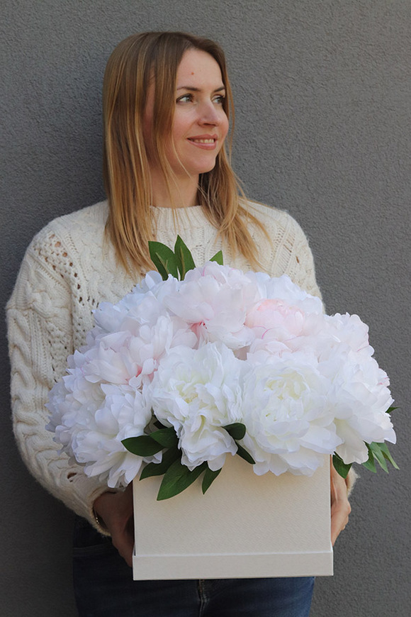 Peonie Ratina, flowerbox kwadratowy