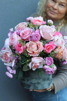 Merune, elegancki flowerbox z różowymi kwiatami