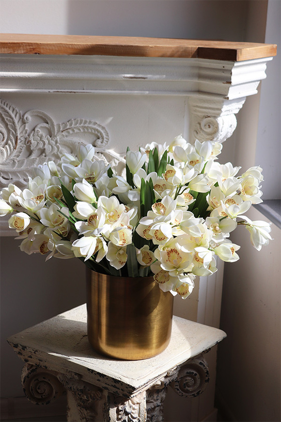 Narcyzy Zara, bukiet białych kwiatów w złotym wazonie