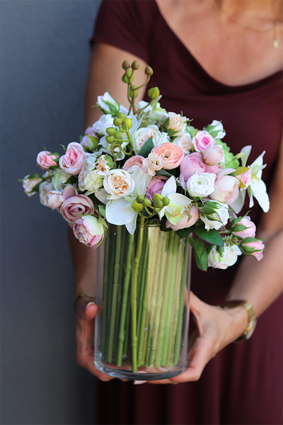 Hellissa Aria, bogaty bukiet kwiatów w szklanym wazonie