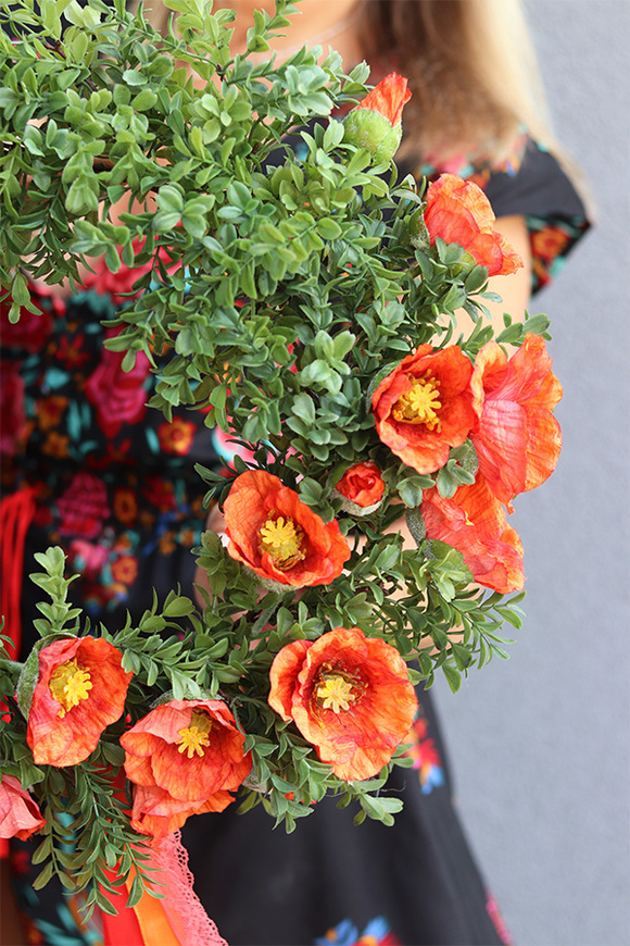 Makowa Panienka, asymetryczny wianek z makami