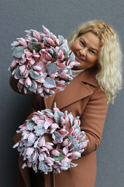 Mroźna Magnolia, zimowy wianek kwiatowy na drzwi