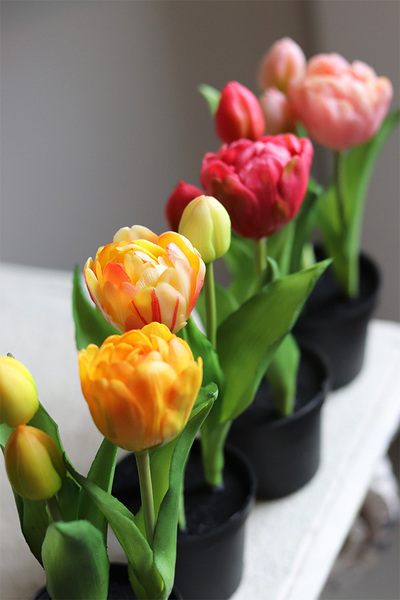 kompozycja z gumowych tulipanów w doniczce