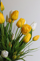 Tulipanowy Sen Spring, nowoczesny bukiet nagrobny we wkładzie